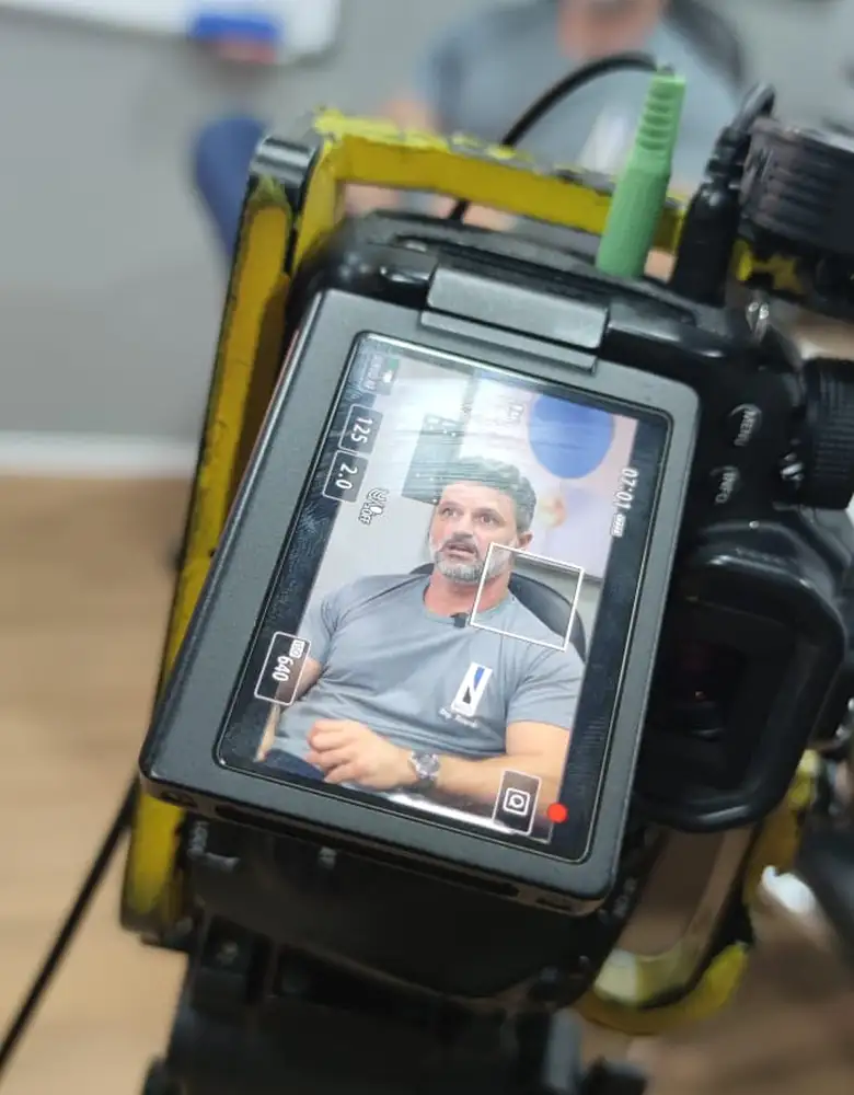 Câmera do Cultural Estúdio gravando uma entrevista corporativa em um escritório