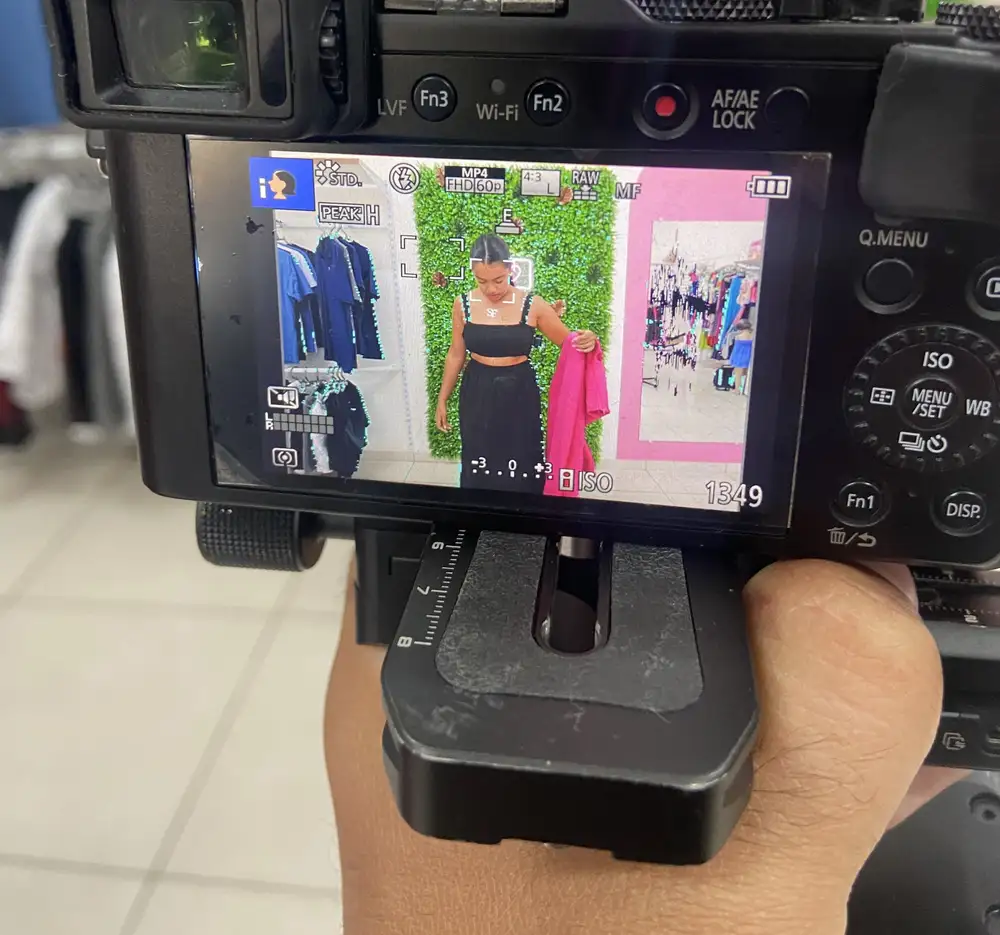 Câmera do Cultural Estúdio gravando conteúdo em uma loja de roupas de Votuporanga